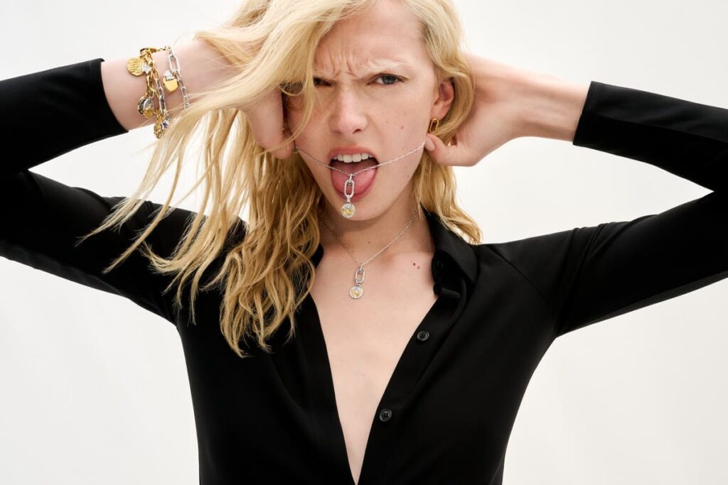 Alex Consani nella campagna Pandora Talisman con gioielli ispirati allo zodiaco