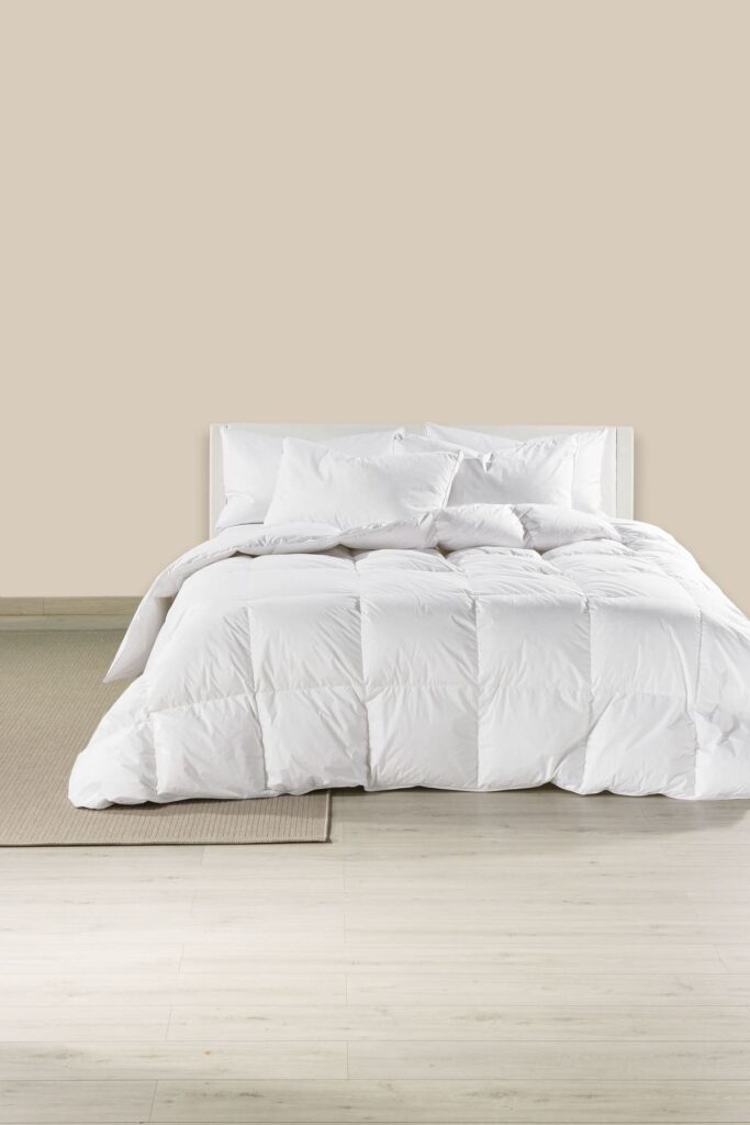 Letto con piumino bianco Caleffi 4 Hotel e guanciali coordinati