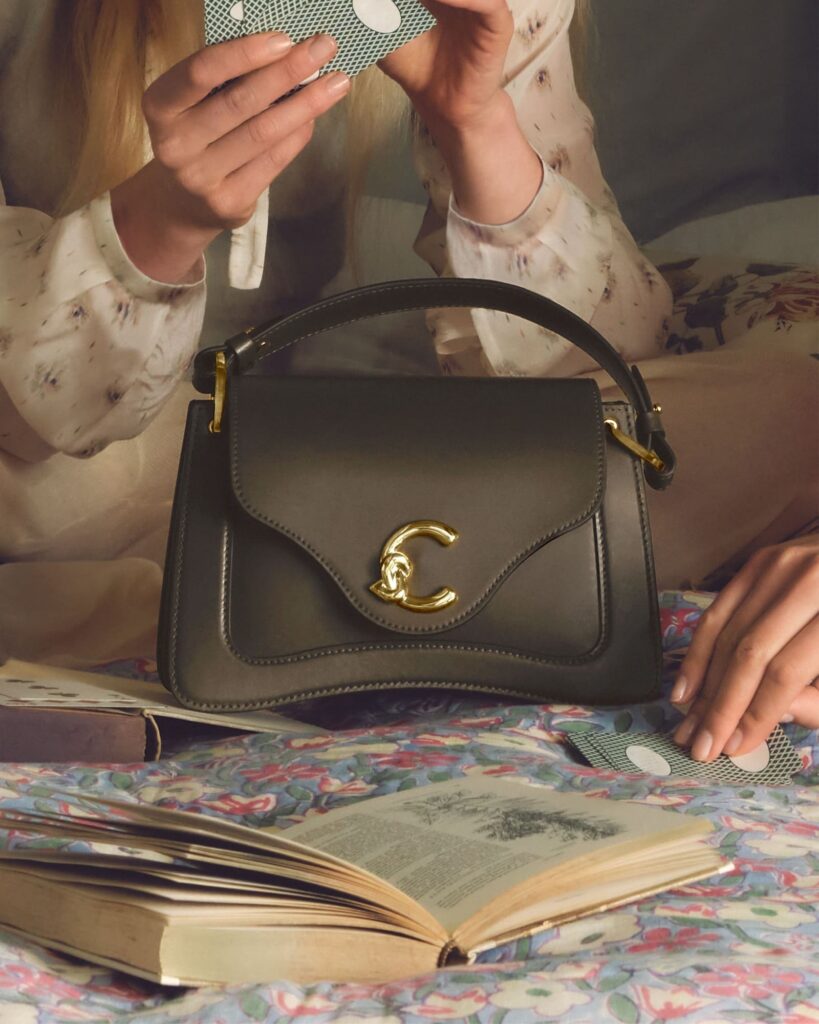 Borsa Coccinelle presumibilmente C-ME Lock, con chiusura a C dorata, campagna The Gardener's Studio autunno inverno 2026