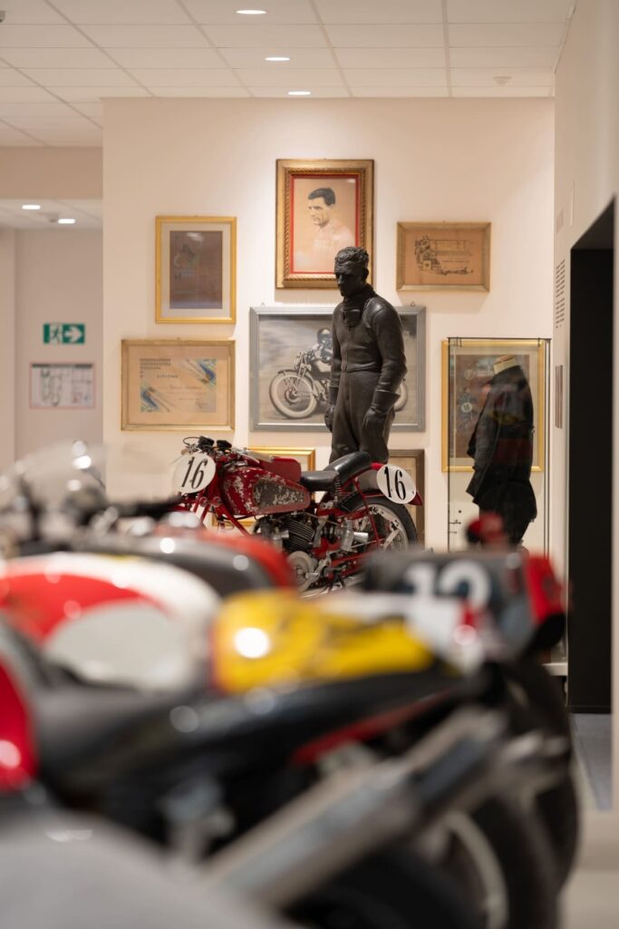 Statua, moto storica e documenti nel Museo Moto Guzzi di Mandello del Lario
