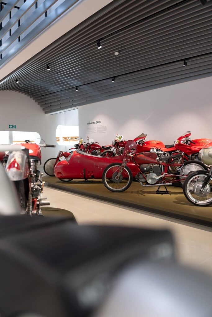 Moto storiche esposte nel Museo Moto Guzzi a Mandello del Lario per le GMG 2026