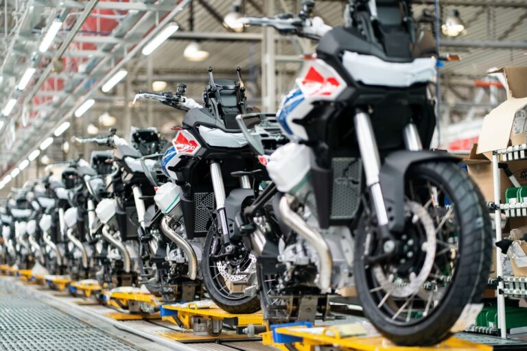 Moto Guzzi in linea di produzione nello stabilimento di Mandello del Lario