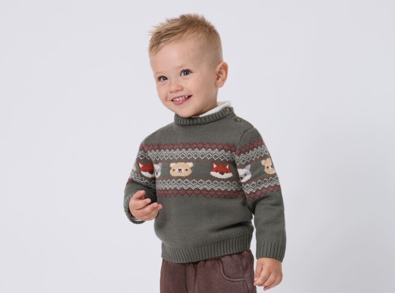 Bambino con maglione a girocollo e fascia jacquard a tema animali, collezione Prénatal autunno inverno 2026