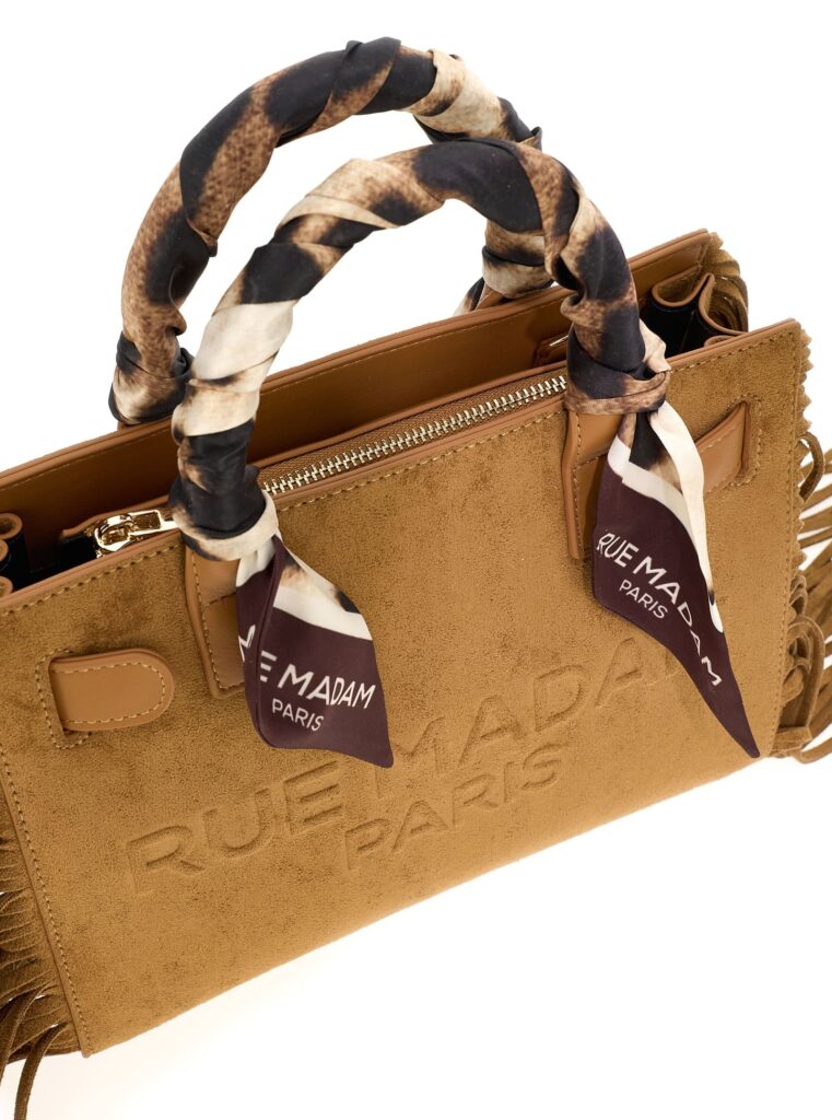 Dettaglio dei manici della borsa CANYON di Rue Madam Paris, con foulard annodato e logo impresso in rilievo sulla suede color caramello