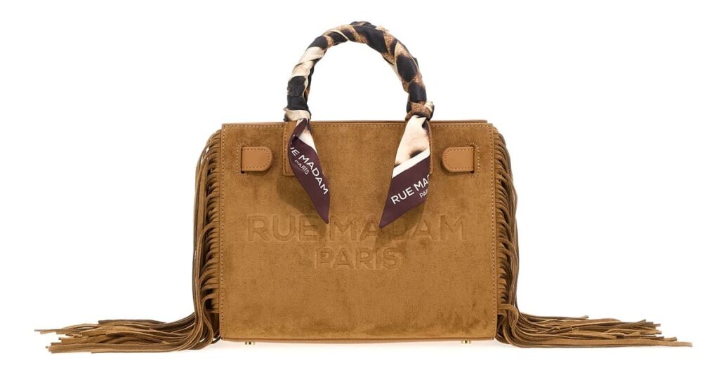 Borsa CANYON di Rue Madam Paris in eco suede color caramello, con frange laterali e foulard annodato ai manici, still life su sfondo bianco