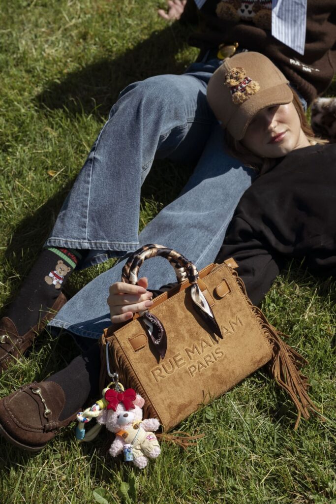 Borsa CANYON di Rue Madam Paris in eco suede color caramello, con foulard annodato ai manici e frange laterali, fotografata all'aperto