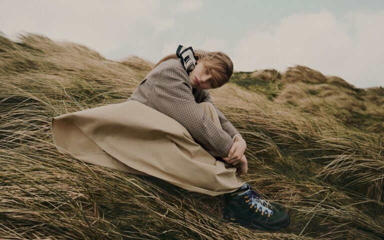 Modella Weekend Max Mara con blazer a quadri e gonna beige tra le dune irlandesi