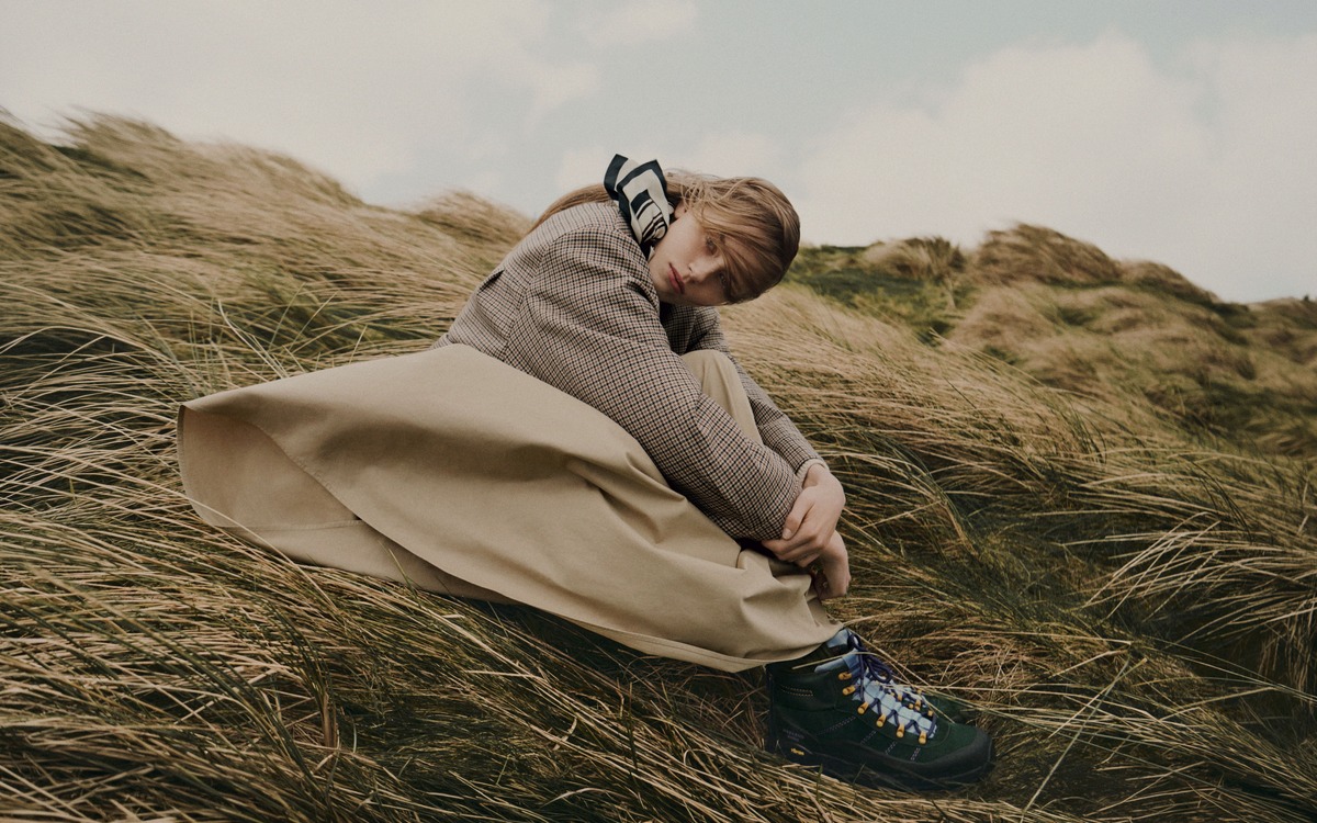 Modella Weekend Max Mara con blazer a quadri e gonna beige tra le dune irlandesi