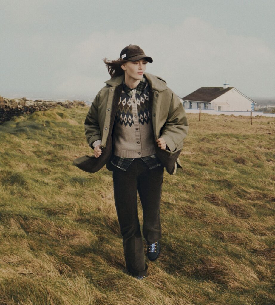 Parka verde e cardigan argyle Weekend Max Mara nel paesaggio irlandese