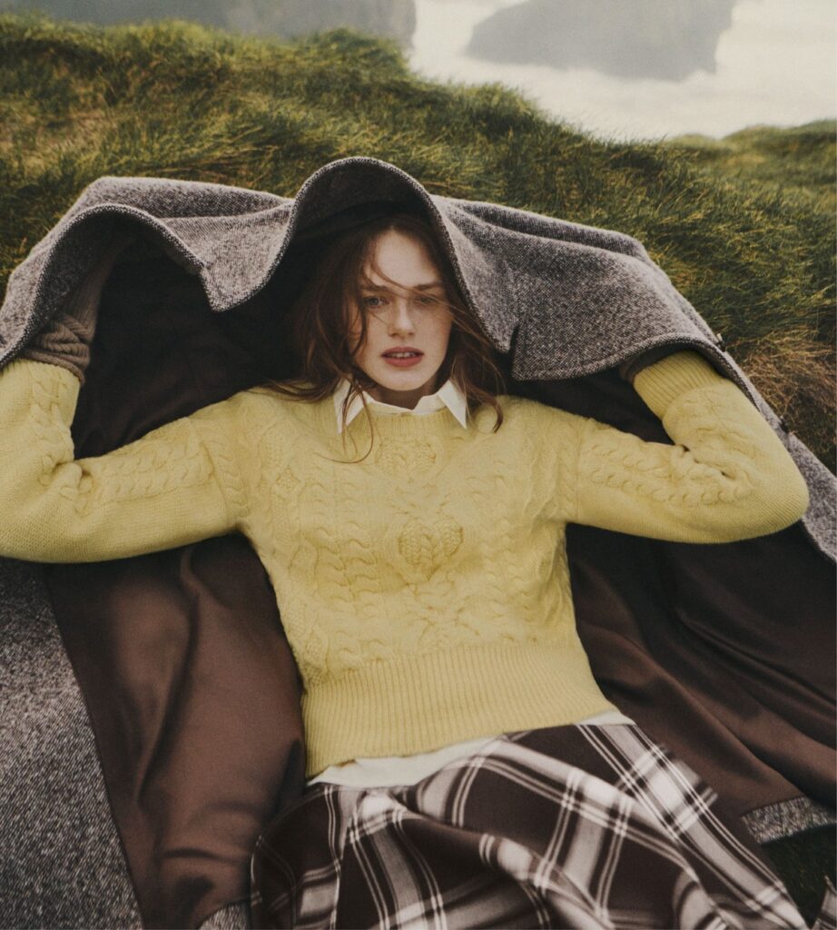 Maglione giallo a trecce e pantaloni tartan Weekend Max Mara inverno 2026