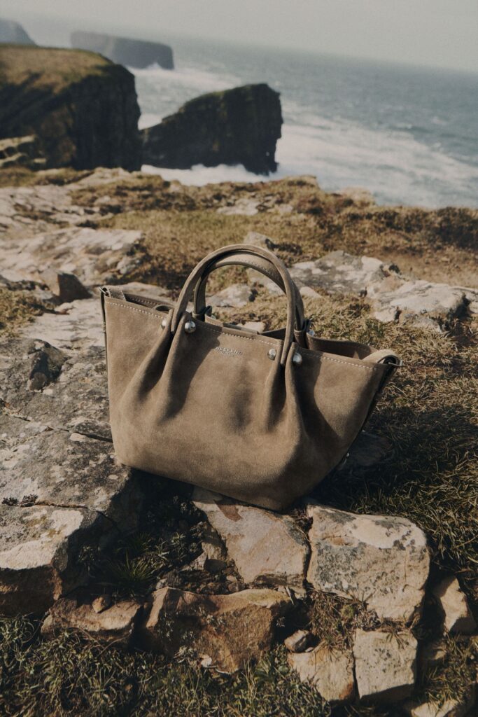 Borsa in suede Weekend Max Mara fotografata sulle scogliere irlandesi