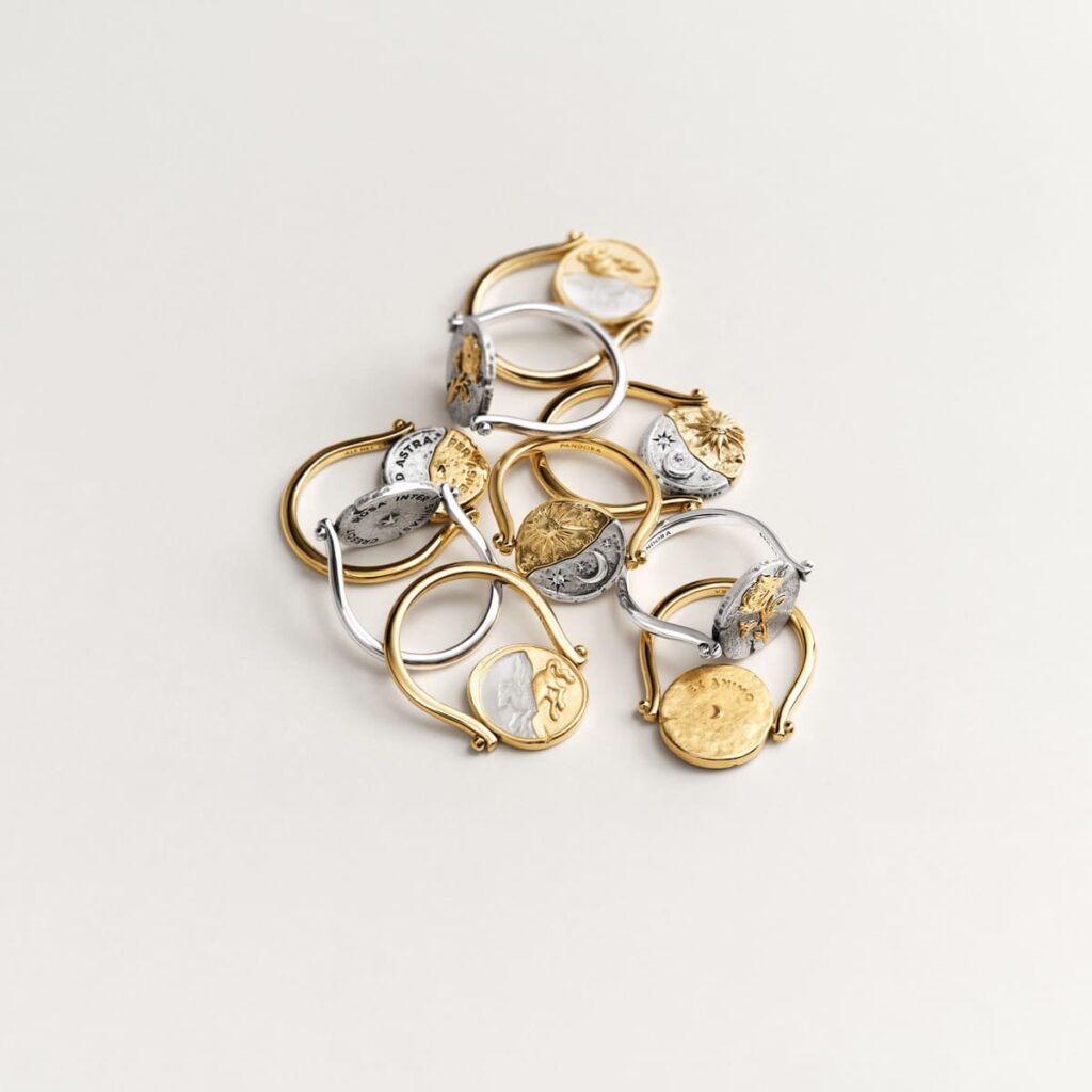 Collezione Pandora Talisman autunno inverno 2026 con anelli reversibili e simboli astrologici