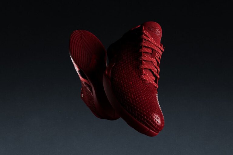 Air Jordan 41 Ruby viste di profilo su fondo scuro
