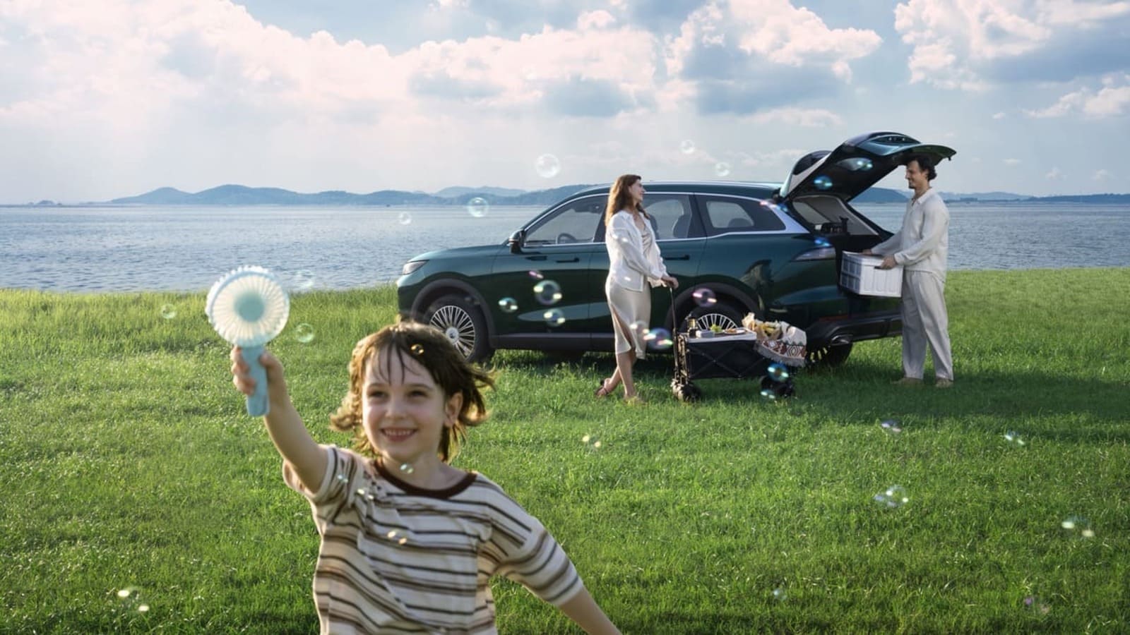 Chery Tiggo 9 in contesto outdoor con famiglia e bagagliaio aperto