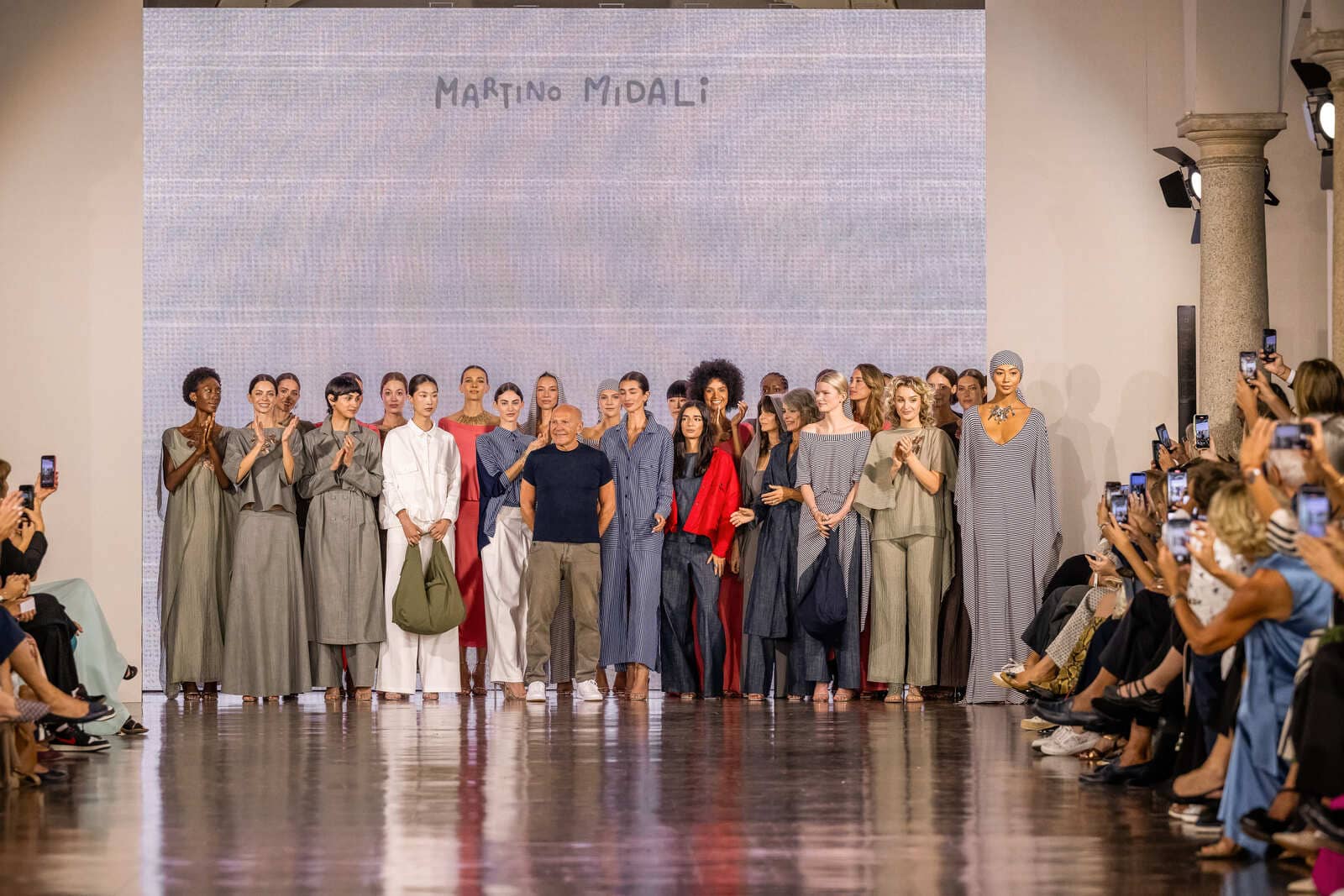 Finale della sfilata Martino Midali primavera-estate 2027, con lo stilista e le modelle della collezione ICONICA.