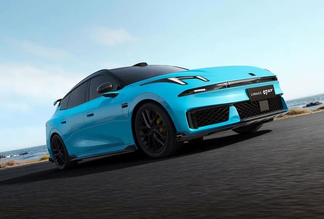 Lynk & Co 07 GT blu vista frontale su strada costiera