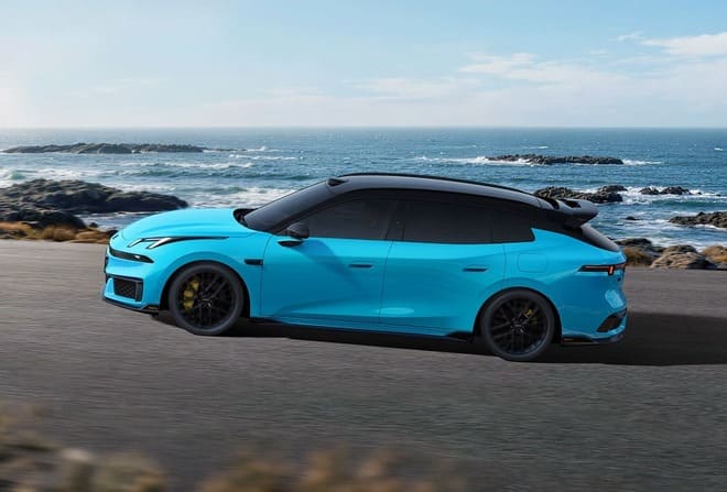 Lynk & Co 07 GT blu vista laterale con profilo sport touring