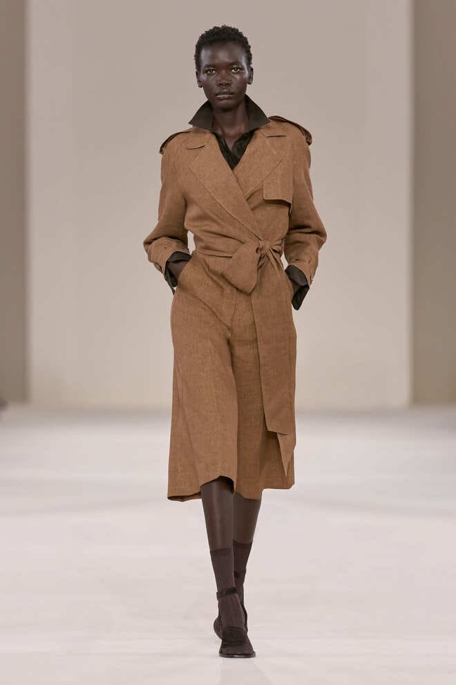Look Max Mara primavera estate 2027 con giacca safari lunga color sabbia annodata in vita