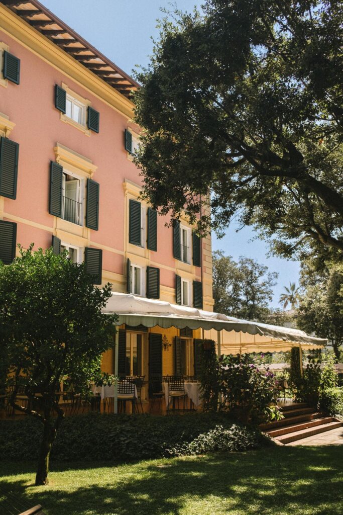 Villa Agnelli vista dal giardino con terrazza esterna