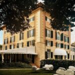 Villa Agnelli a Forte dei Marmi con giardino e facciata storica