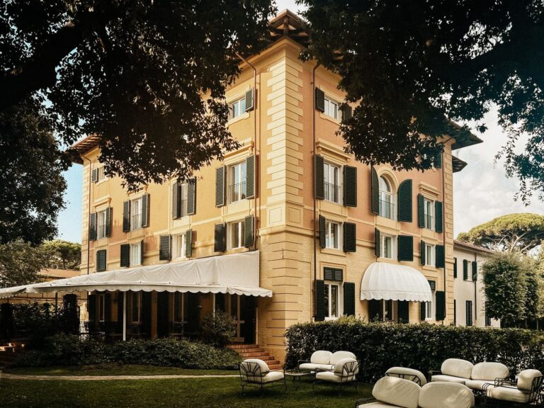 Villa Agnelli a Forte dei Marmi con giardino e facciata storica