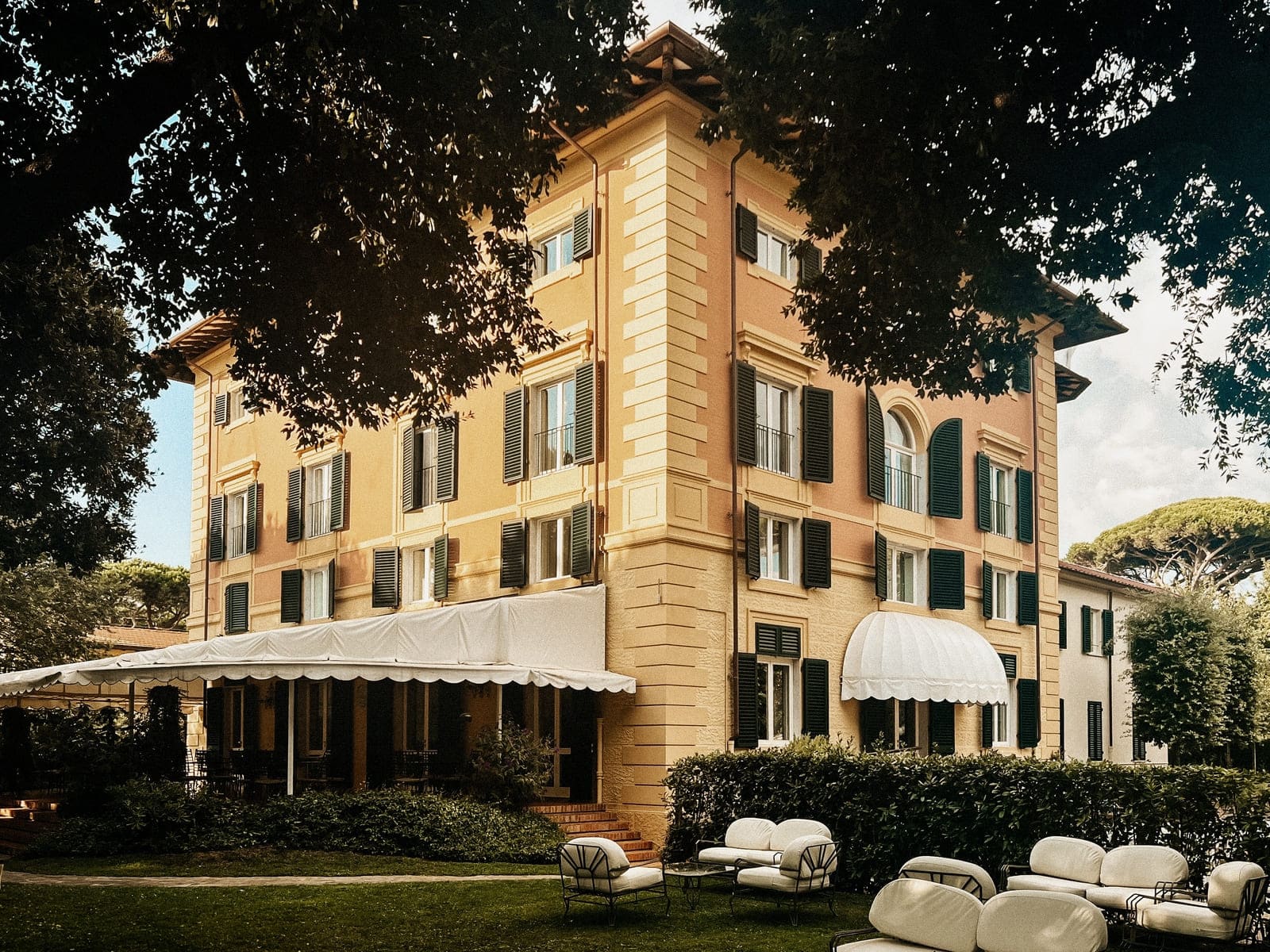 Villa Agnelli a Forte dei Marmi con giardino e facciata storica