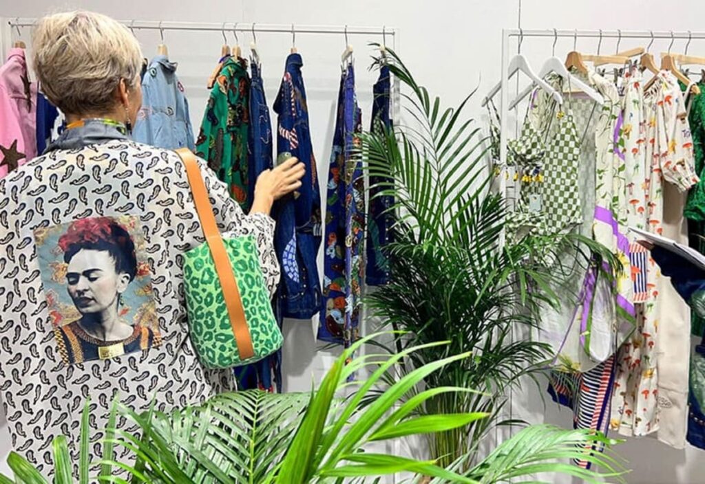 Un espositore della moda brasiliana con capi colorati e accessori