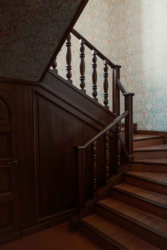 Scala interna in legno e carta da parati decorata a Villa Agnelli