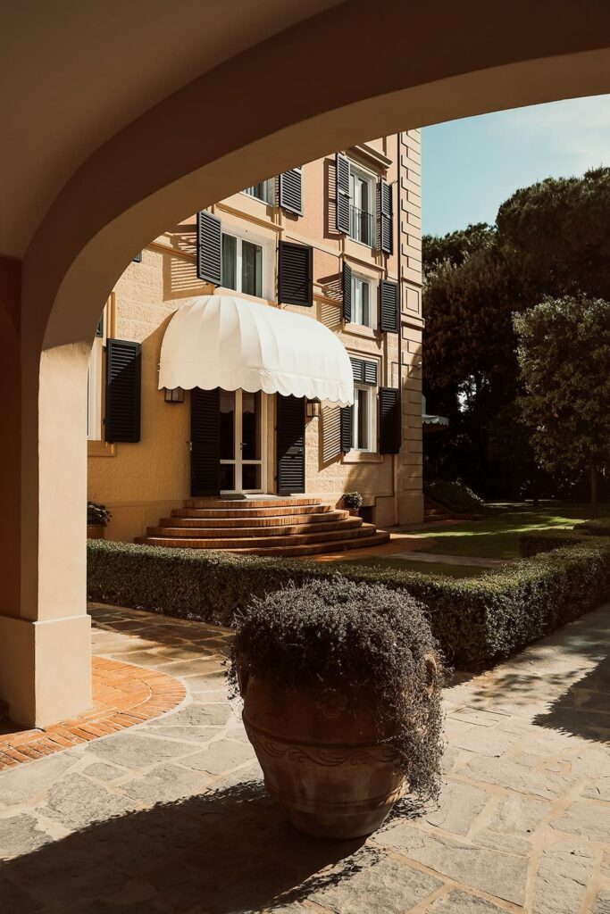 Ingresso di Villa Agnelli visto dal portico