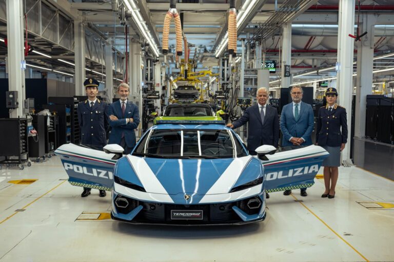 La nuova Lamborghini Temerario consegnata alla Polizia di Stato durante la cerimonia a Sant'Agata Bolognese
