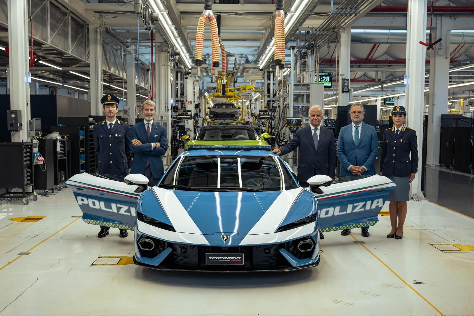 La nuova Lamborghini Temerario consegnata alla Polizia di Stato durante la cerimonia a Sant'Agata Bolognese