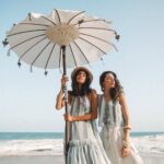 Due modelle con capi e accessori da mare del marchio Boha