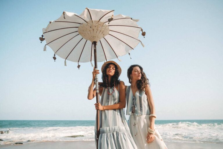 Due modelle con capi e accessori da mare del marchio Boha