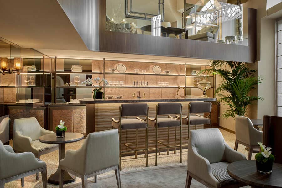 Caviar Bar Buccellati a Milano con bar centrale, sedute lounge e soppalco vetrato