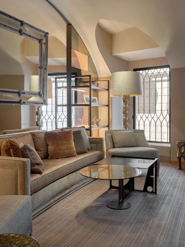 Area salotto del Caviar Bar Buccellati con divano, tavolini e superfici specchiate