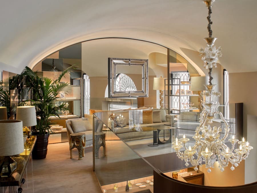 Interno del Caviar Bar Buccellati con lampadario in vetro di Murano e soppalco vetrato