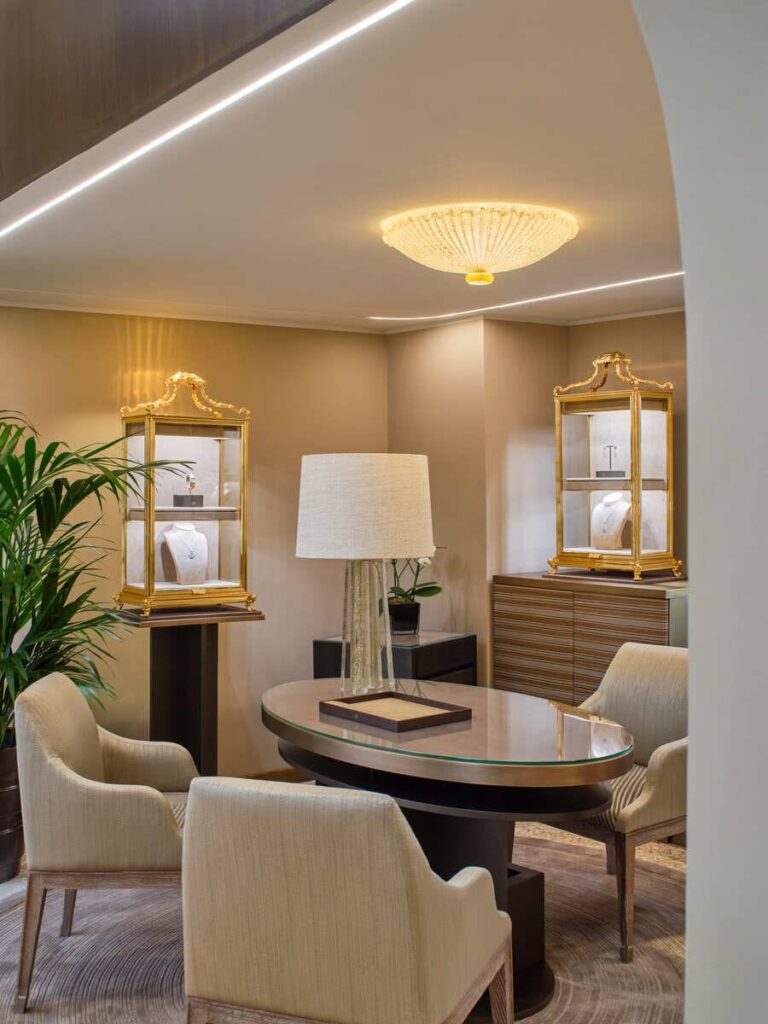 Tavolo e vetrine Buccellati in uno spazio privato del flagship di Palazzo Gavazzi