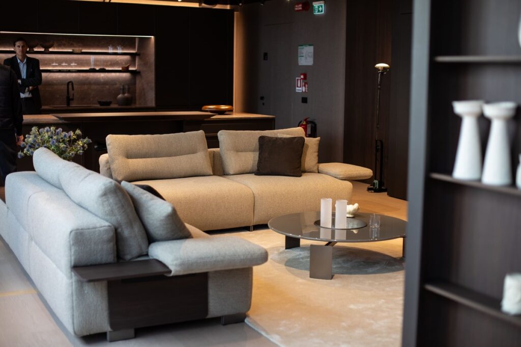 Divano Busnelli Detour in tessuto bouclé beige in showroom