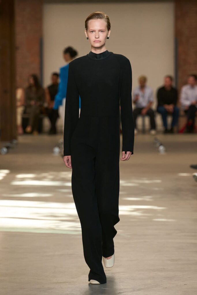 Look Calvin Klein Collection primavera 2027 con abito lungo nero a collo alto