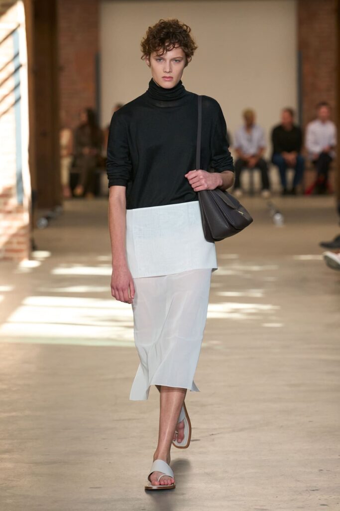 Look Calvin Klein Collection primavera 2027 con dolcevita nero e gonna bicolore bianca e nera