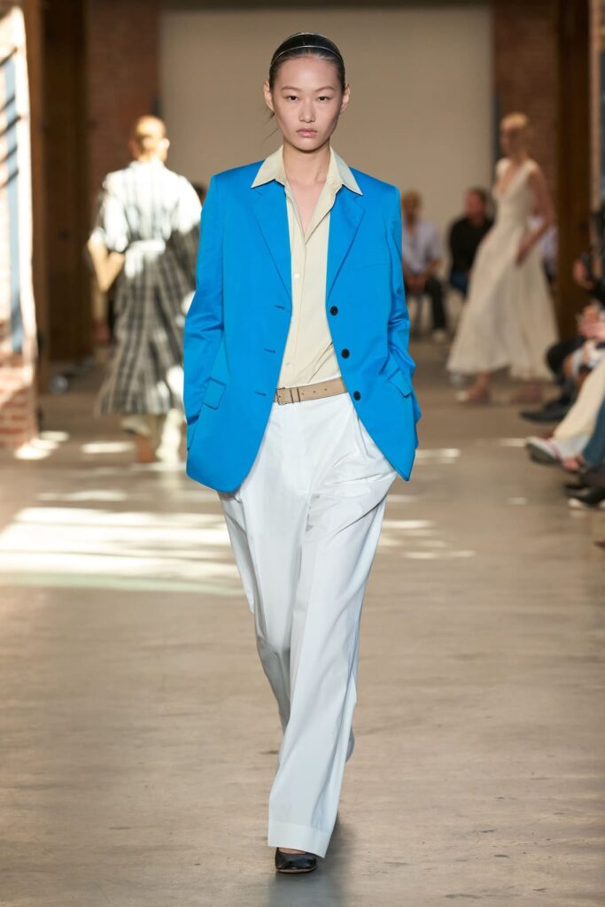 Look Calvin Klein Collection primavera 2027 con blazer blu royal oversize e pantaloni ampi bianchi