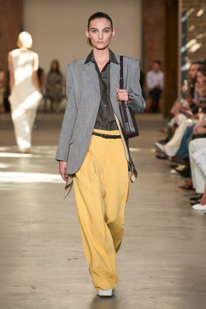 Capospalla grigio e pantaloni gialli, figura intera, sfilata Calvin Klein Collection primavera 2027