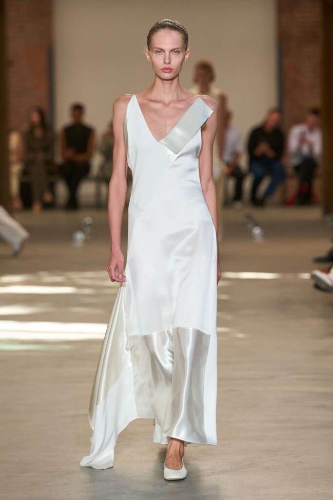 Abito lungo bianco con dettaglio lucido sull'orlo, sfilata Calvin Klein Collection primavera 2027