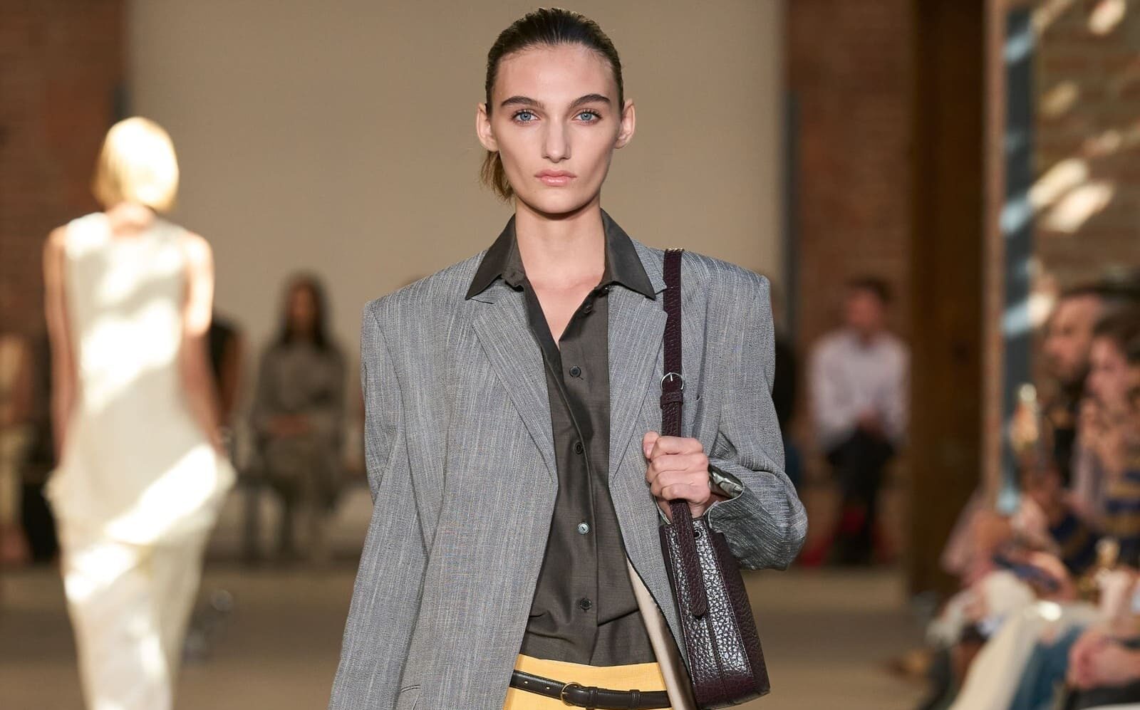 Dettaglio del blazer grigio oversize e della borsa a tracolla, look Calvin Klein Collection primavera 2027