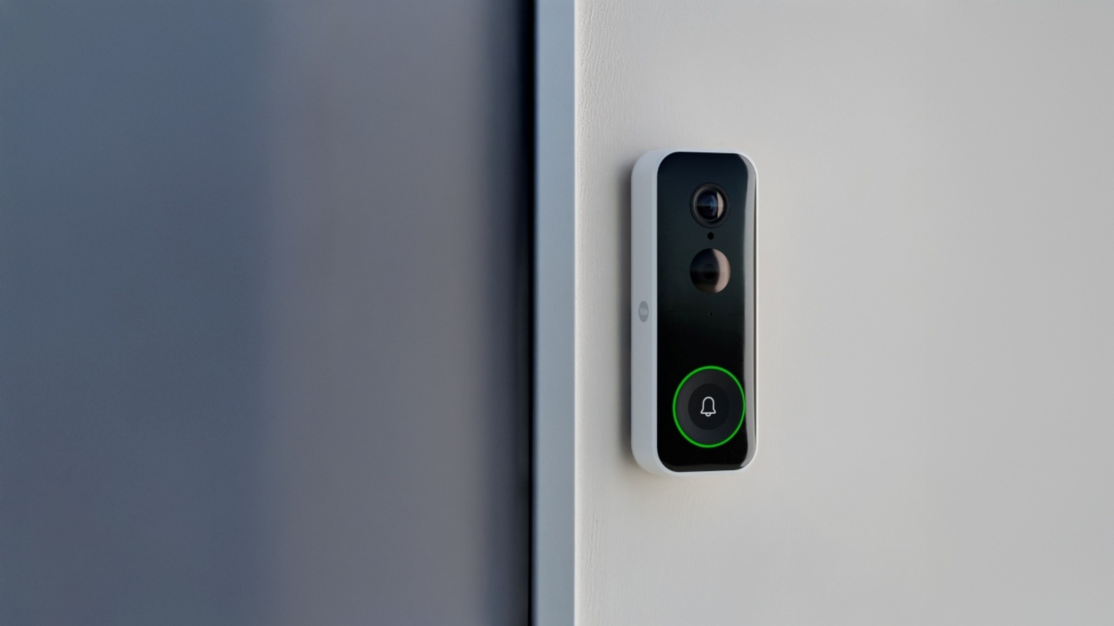 Campanello Smart Yale installato su parete bianca, con anello luminoso verde e icona campana