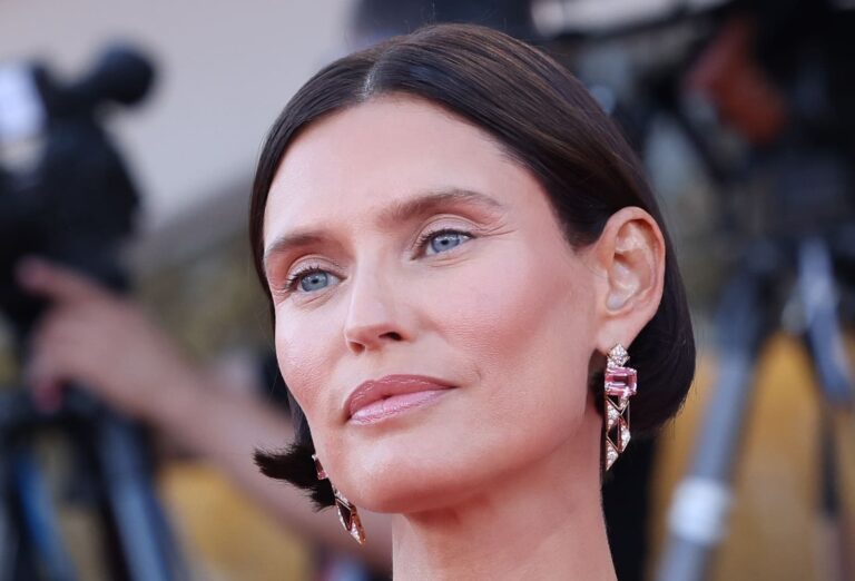 Primo piano del viso di Bianca Balti con il beauty look Clean Look firmato Clé de Peau Beauté