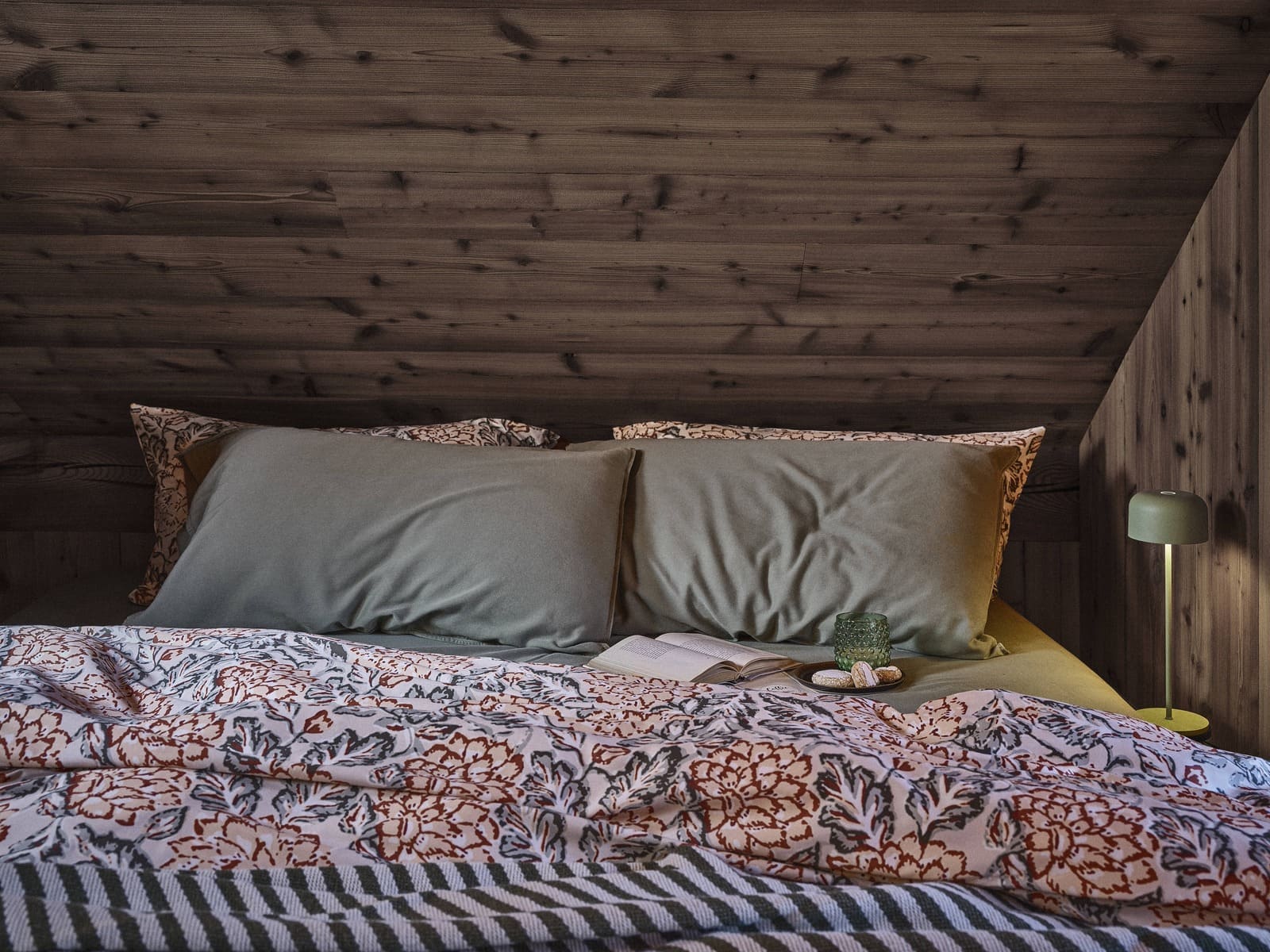 Biancheria da letto a righe della collezione Coincasa Abitare la natura allestita in una tenda