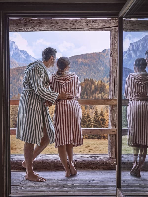 Accappatoi della collezione Coincasa Abitare la natura a righe, ambientati in montagna