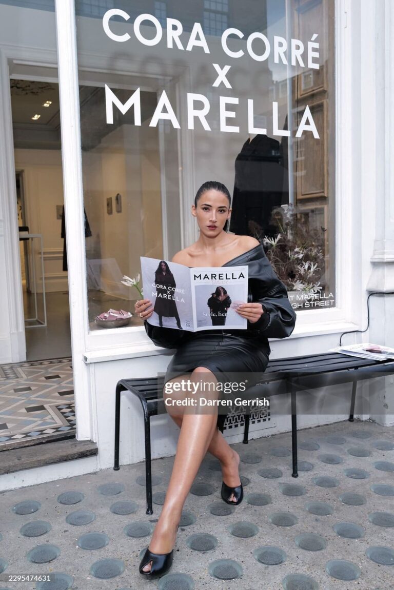 Cora Corré davanti alla vetrina dell'Incubator Art Project a Londra durante il party di lancio della capsule con Marella