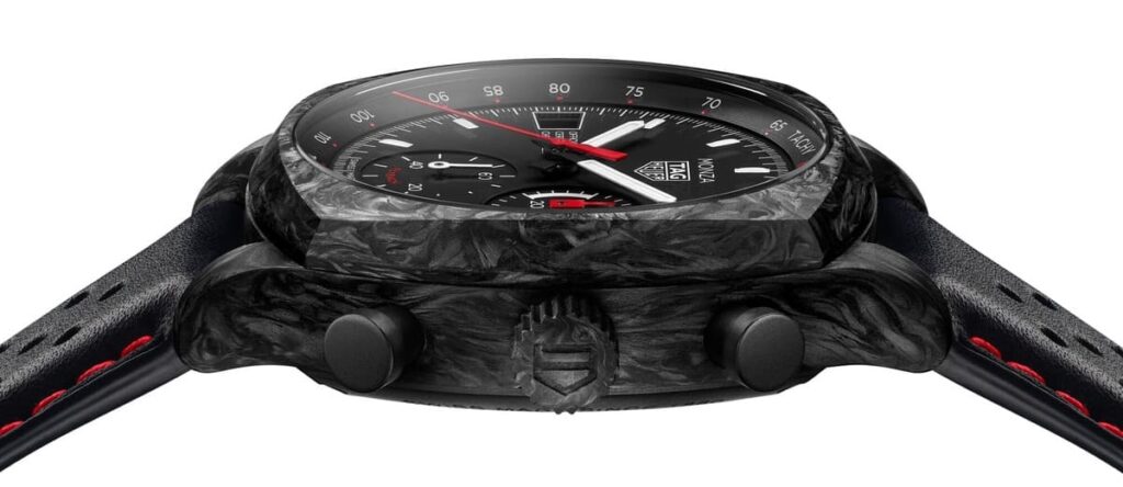 Profilo del TAG Heuer Monza Flyback Chronograph con cassa cushion in carbonio e cinturino nero con cuciture rosse